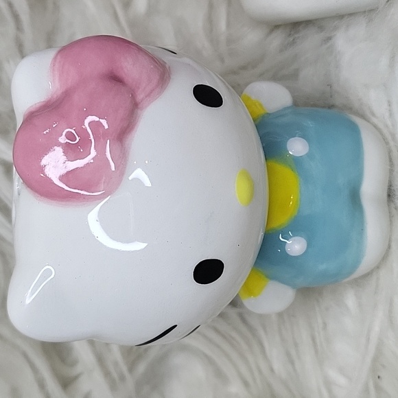 Hello Kitty Colorful Salt & Pepper Shaker Set NWT but has callouts - Picture 8 of 9
